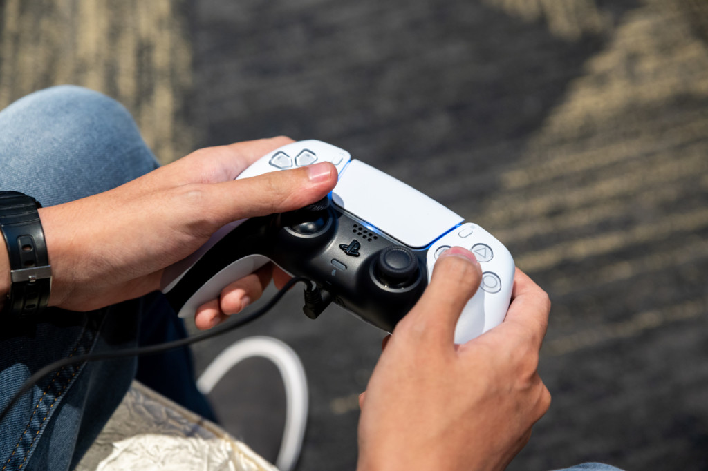 PlayStation 5: Using the DualSense
