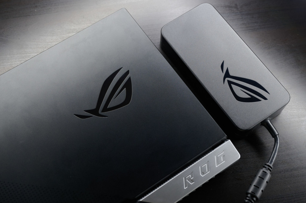 ASUS Strix G15 Advantage Edition: Charger