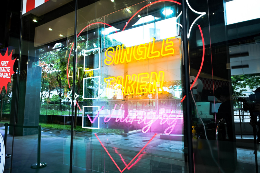 Eatbox 2021: Neon Signs