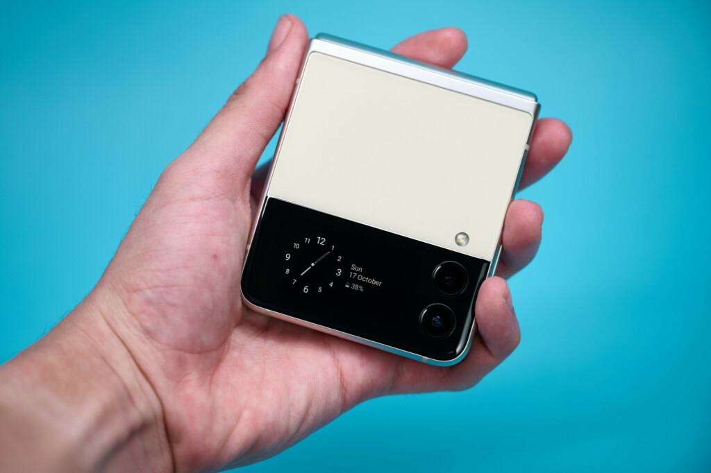 Samsung Galaxy Z Flip3 Review: Front Screen