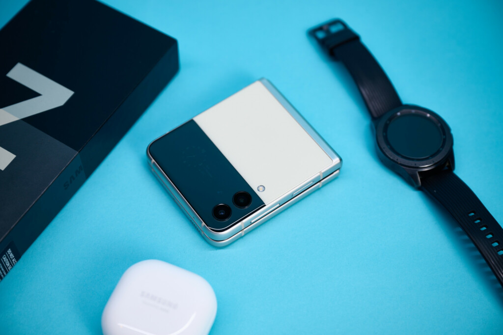 Samsung Galaxy Z Flip3 Review: Samsung Family