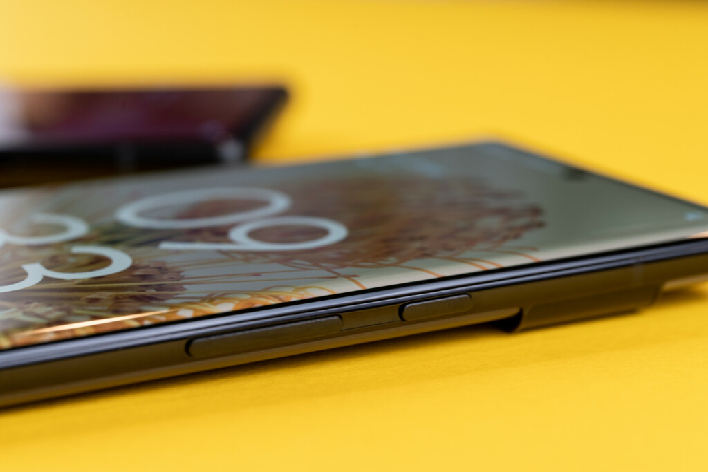 Google Pixel 6 and Pixel 6 Pro: Side Buttons