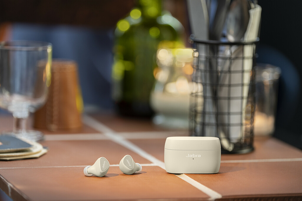 Jabra Elite 5 Earbuds: Gold Beige Colourway
