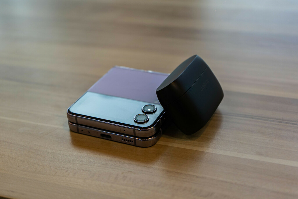 Samsung Galaxy Z Flip4: Compact size