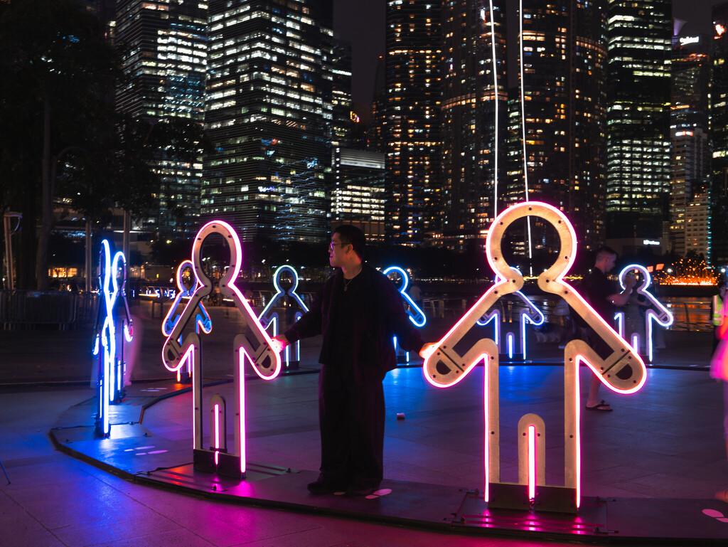 i Light Singapore 2025: Embrace