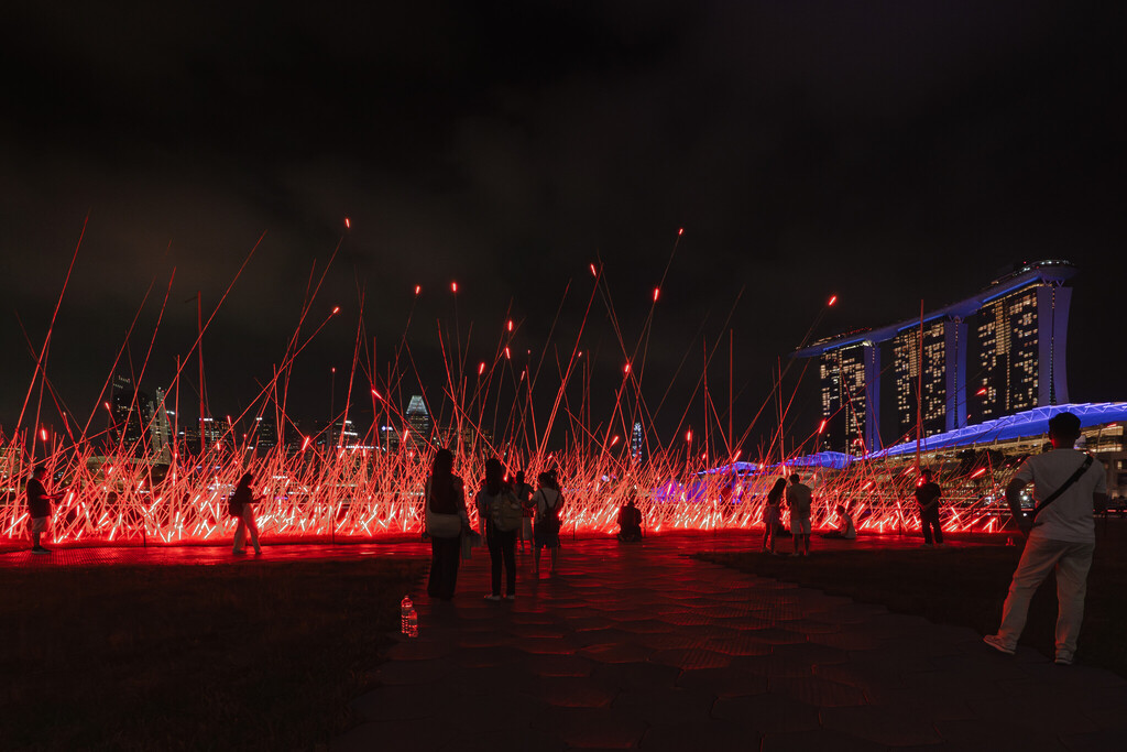 i Light Singapore 2025: Sign