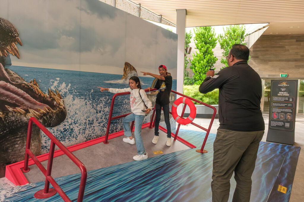 CapitaLand's Colossal Dinosaur Experience: Trick-eye Photo Op
