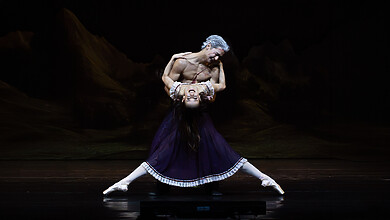 Dracula: Ballet At Its Darkest Dual Leads Scene