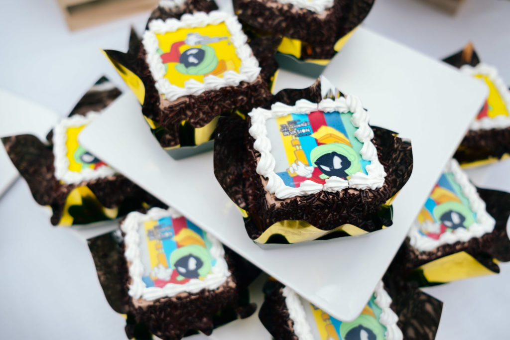 Get Animated Invasion - warner bro cakes