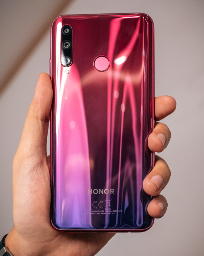 Honor 20: Phone being held