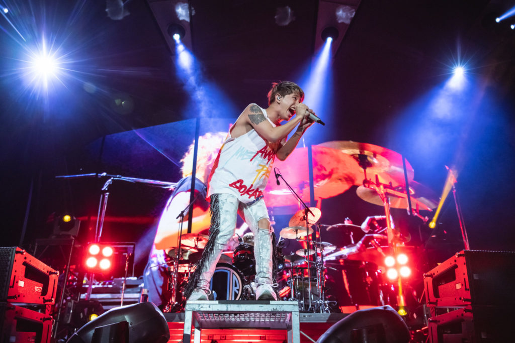 ONE OK ROCK hypes the audience up