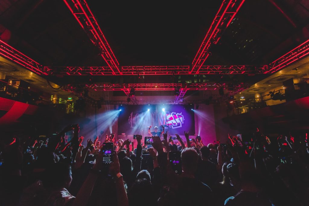 LOUDNESS Live - fans recording their favourite artistes