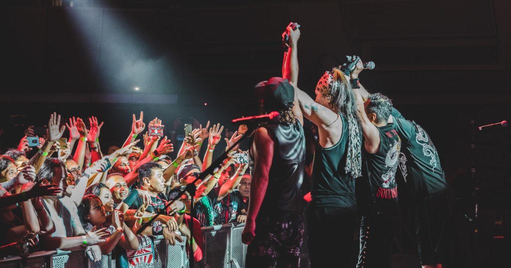 LOUDNESS Live - members bowing to the audience