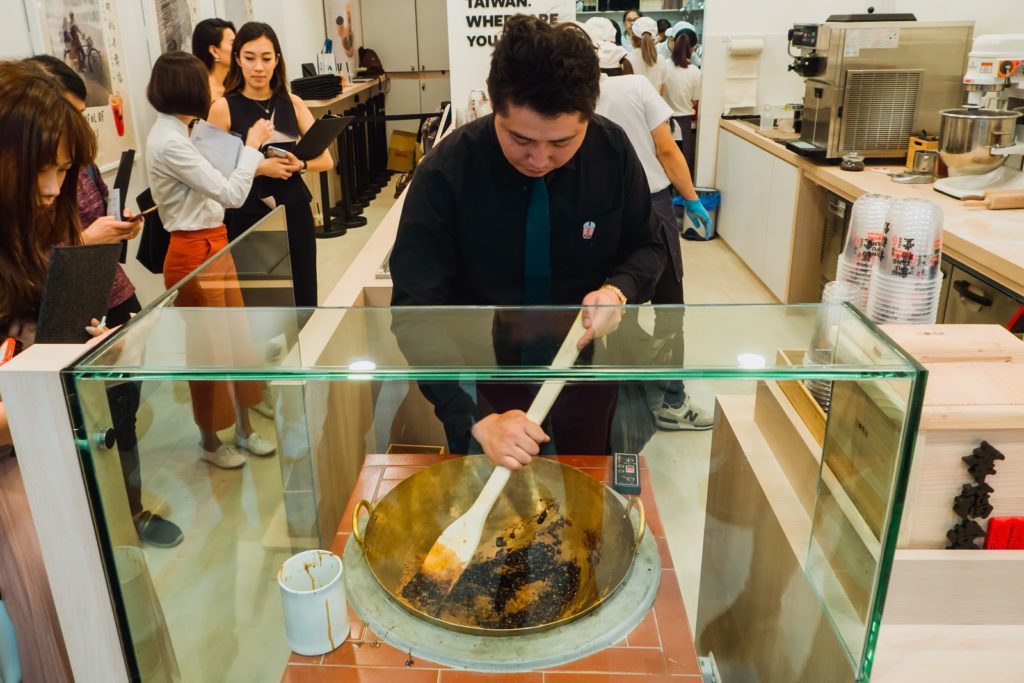 Xing Fu Tang - making of brown sugar pearls