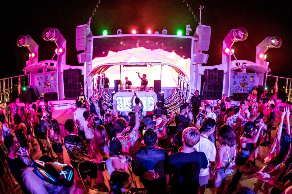 IT'S THE SHIP 2019 - night deck