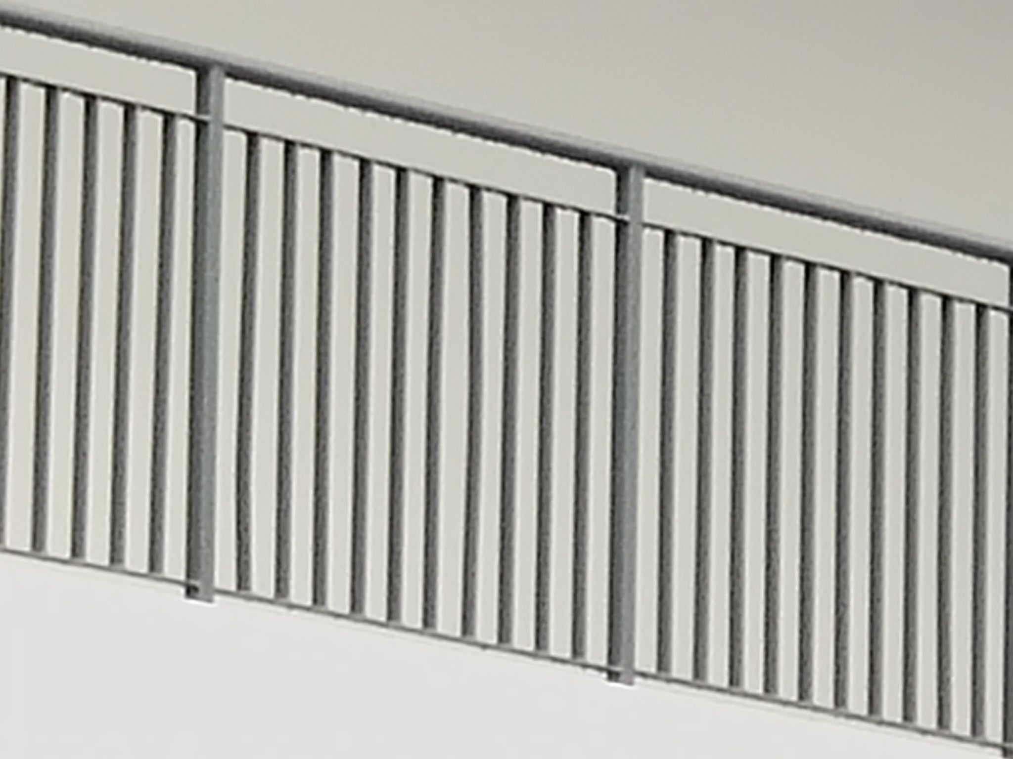 A zoomed-in view of a grey railing at 20x
