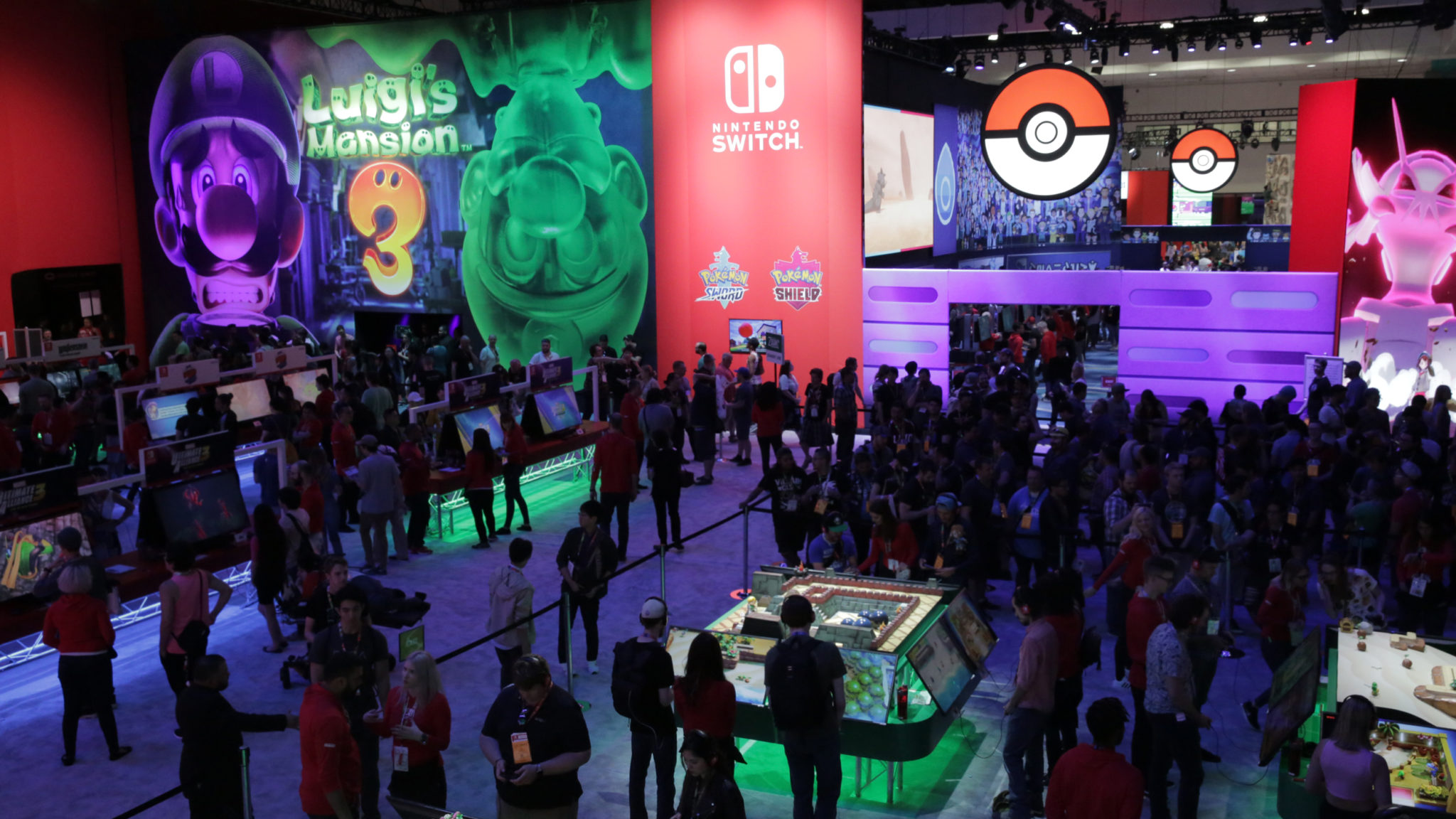 Crowds on the E3 show floor in front of the Nintendo booth