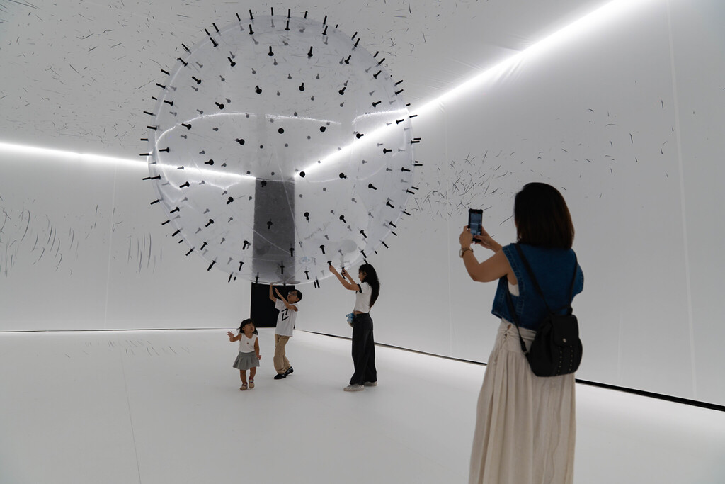 Balloon Museum Pop Air – Art Is Inflatable ADA by Karina Smigla-Bobinski