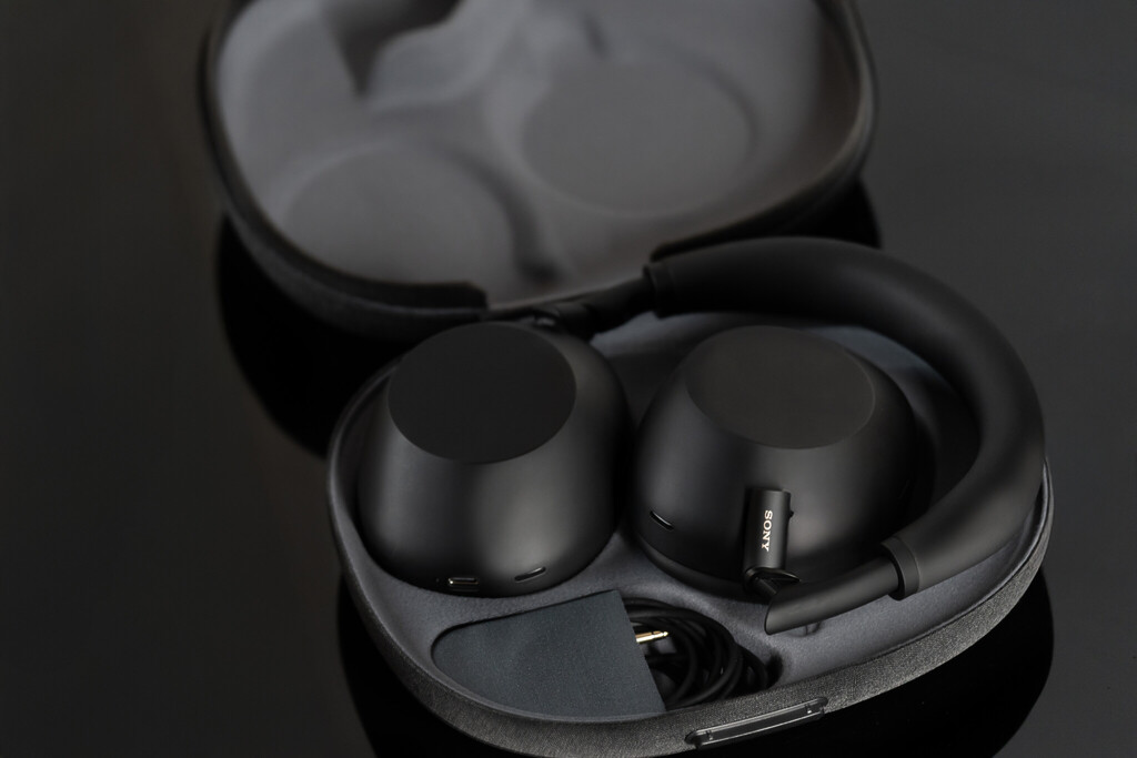 Sony WH-1000XM6 Review: Carrying Case
