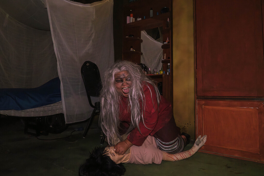 Halloween Horror Nights 13: Death Whisperer
