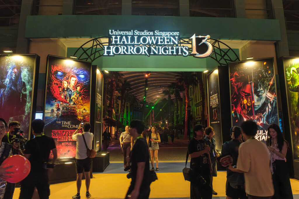 Halloween Horror Nights 13: Signboard