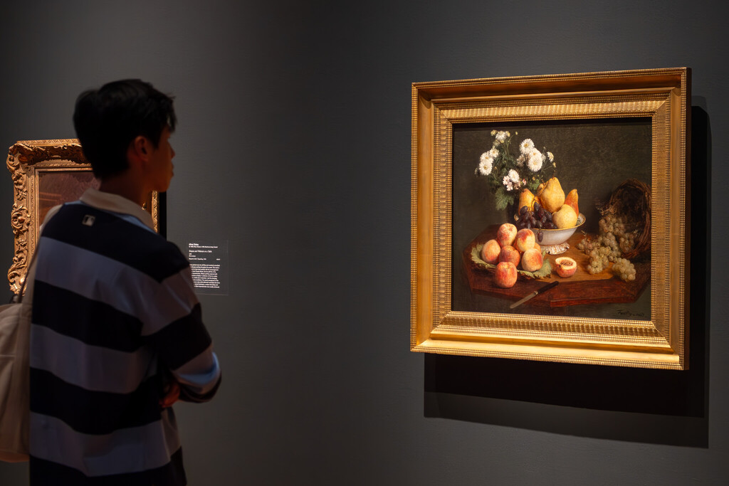 Into the Modern: Flowers and Fruits on the Table
