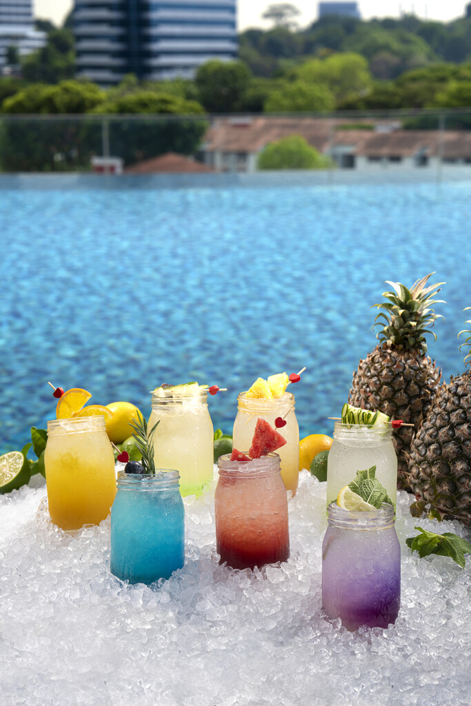 Momentus Hotel Alexandra’s Verandah Pool Bar & Grill: Group Shot Soda Pop Drinks