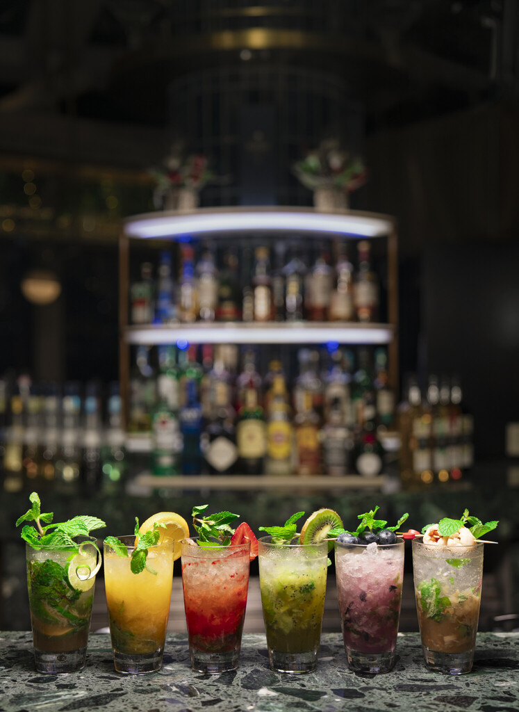 Momentus Hotel Alexandra’s Verandah Pool Bar & Grill: Group Shot Mojito Promo