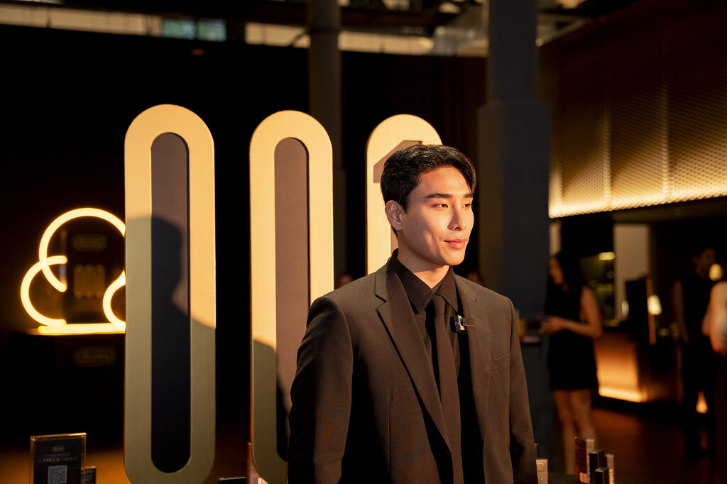 Durex 001 Brand Ambassador Point Shot