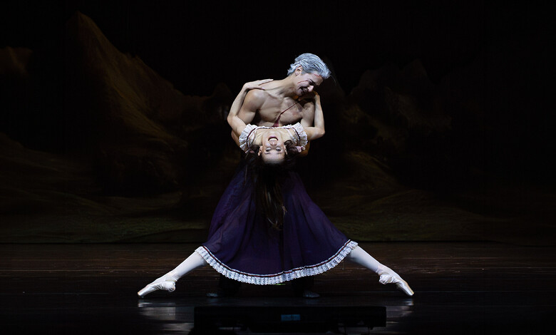 Dracula: Ballet At Its Darkest Dual Leads Scene