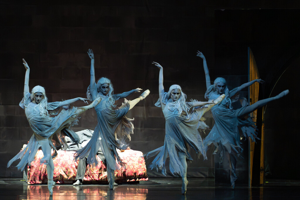 Dracula: Ballet At Its Darkest with 4 ballerinas on stage
