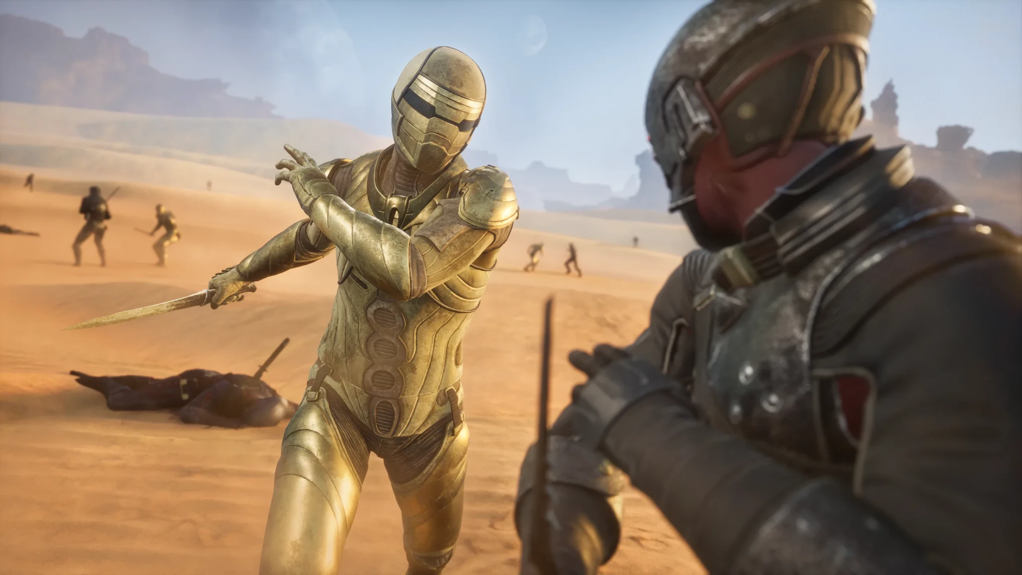 Two armoured players fight with blades on the sand in Dune: Awakening