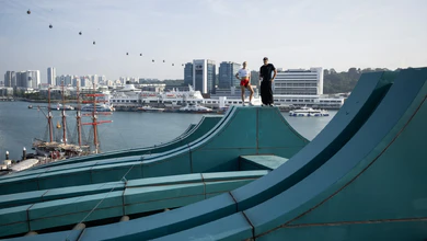 Dominic Di Tommaso and Noa Diorgina running across the blue spine of Singapore Oceanarium