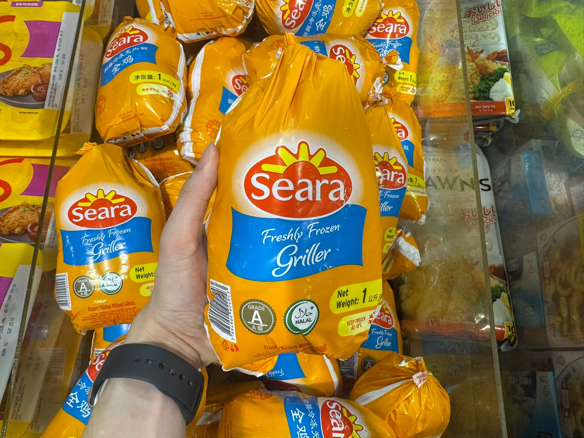 A Seara Freshly Frozen Griller 1kg pack of chicken on a supermarket shelf