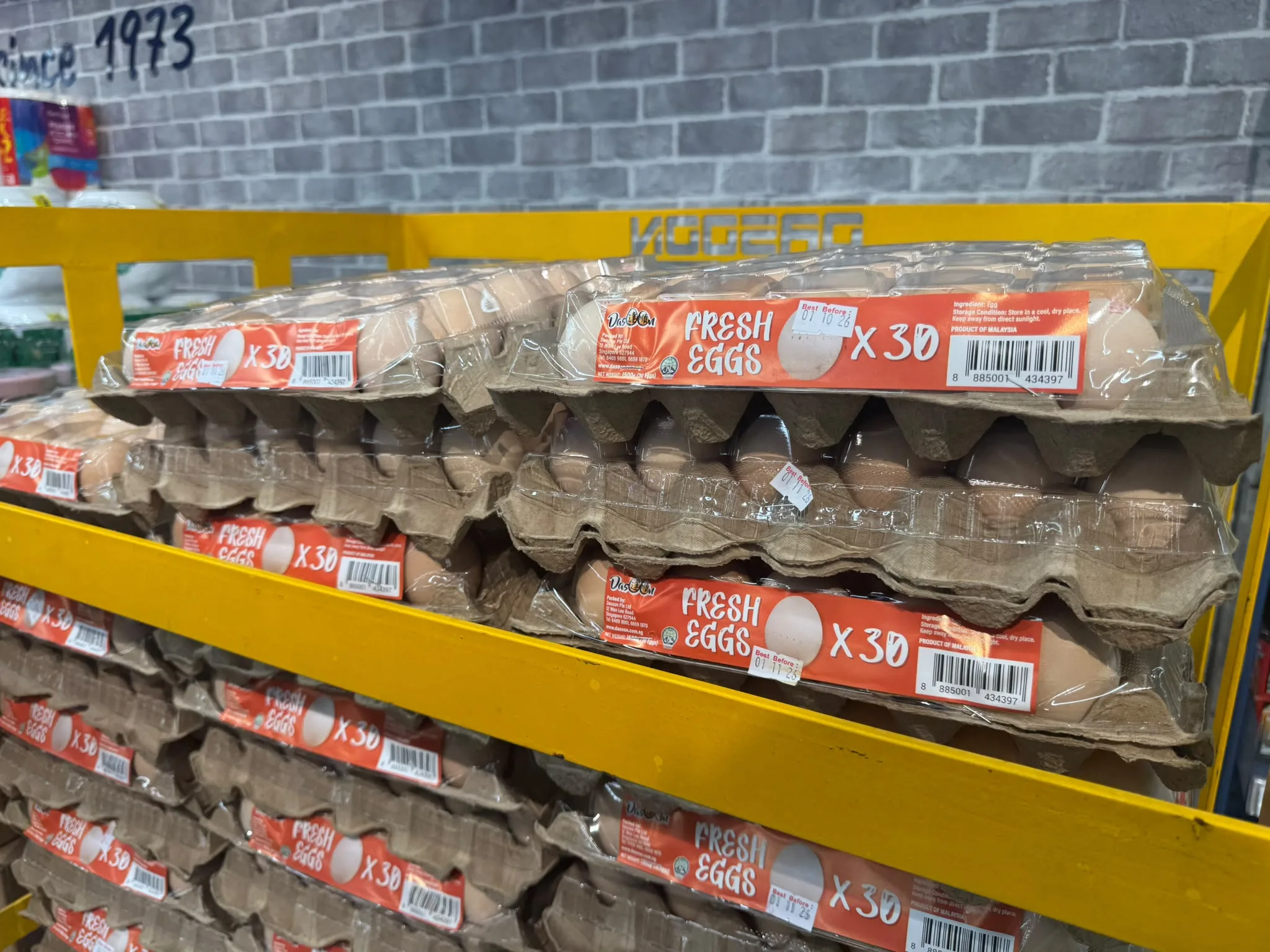 Da Soon Fresh Eggs 30-packs stacked on supermarket shelves