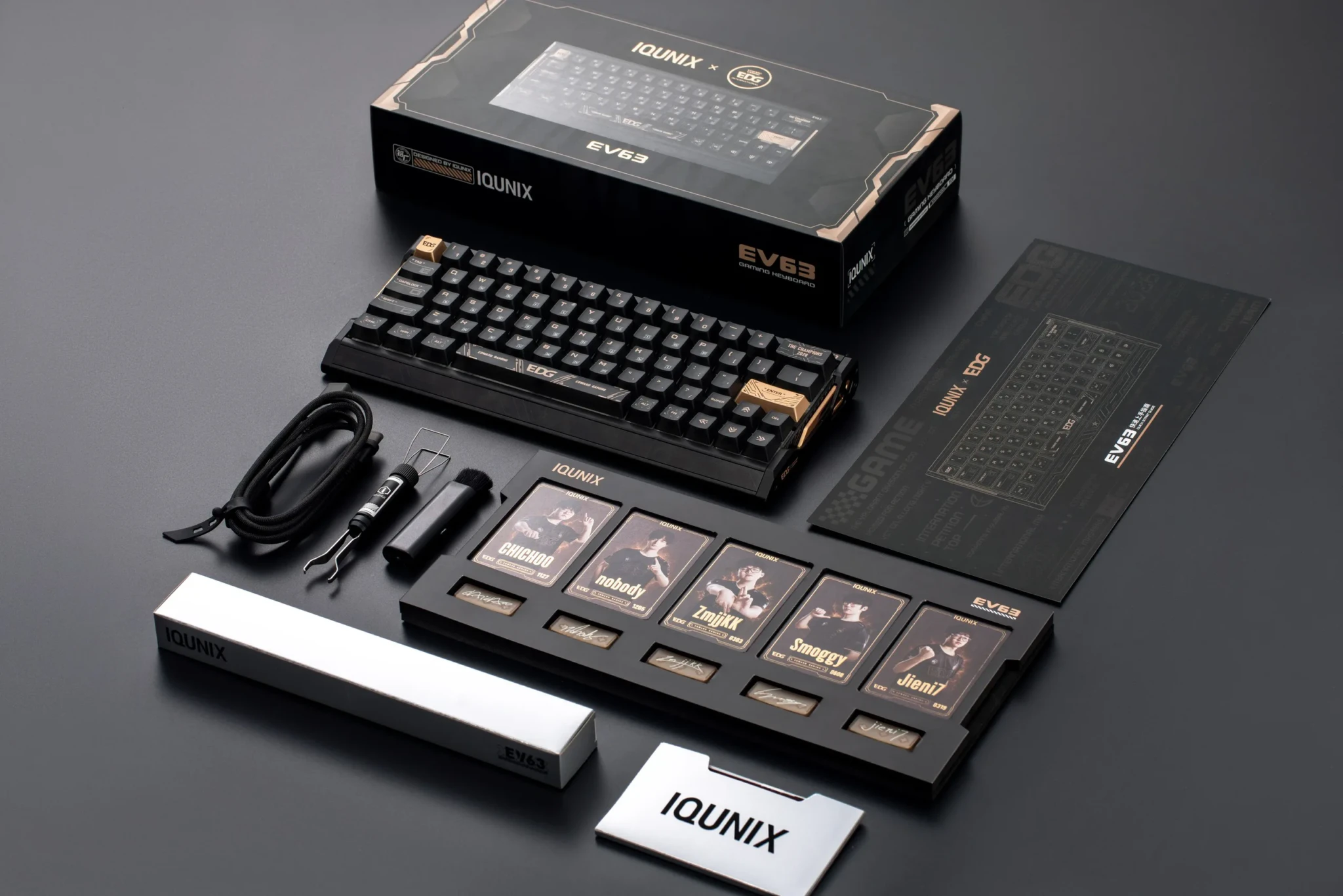 The IQUNIX EV63 EDG Edition with its box, cable, cleaning tools and player cards naming CHICHOO, nobody, ZmjjKK, Smoggy and Jieni7