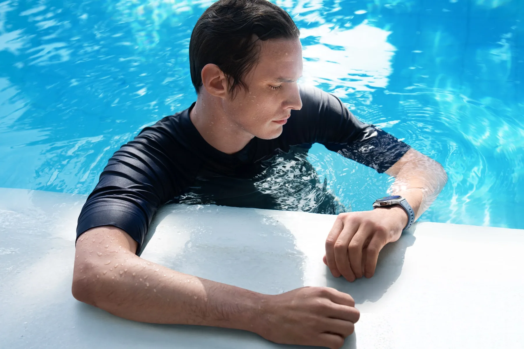 The 46mm HUAWEI WATCH 6 worn at the side of a swimming pool.